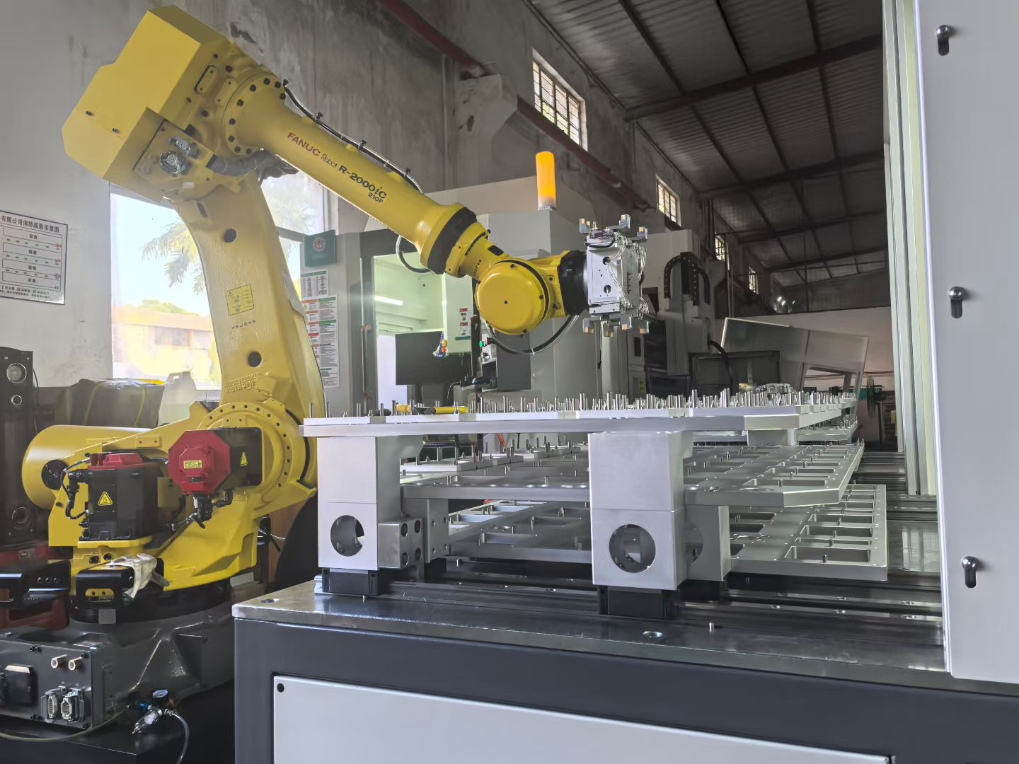 全自动上下料机器人与CNC毛刺机联动运行 全自动上下料机器人与CNC毛刺机联动运行